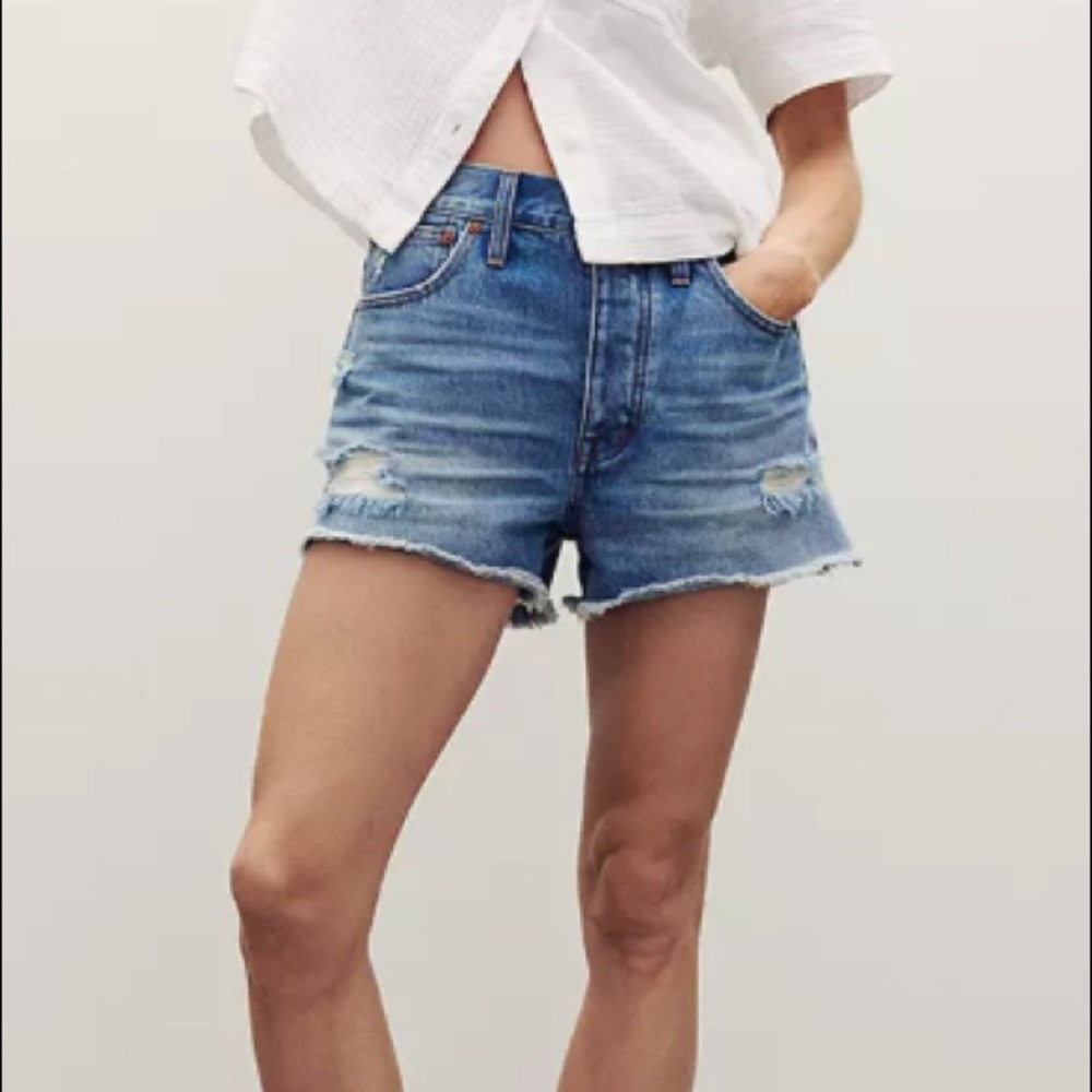 MADEWELL Relaxed Denim Shorts in Homecrest Wash: Ripped Raw Hem Edition. Size 26